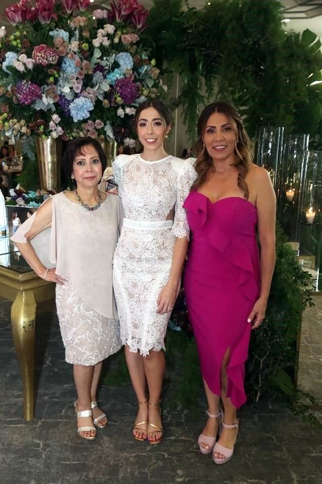 Margarita Rodríguez de Hernández, la novia y Blanca Villarreal de Canavati