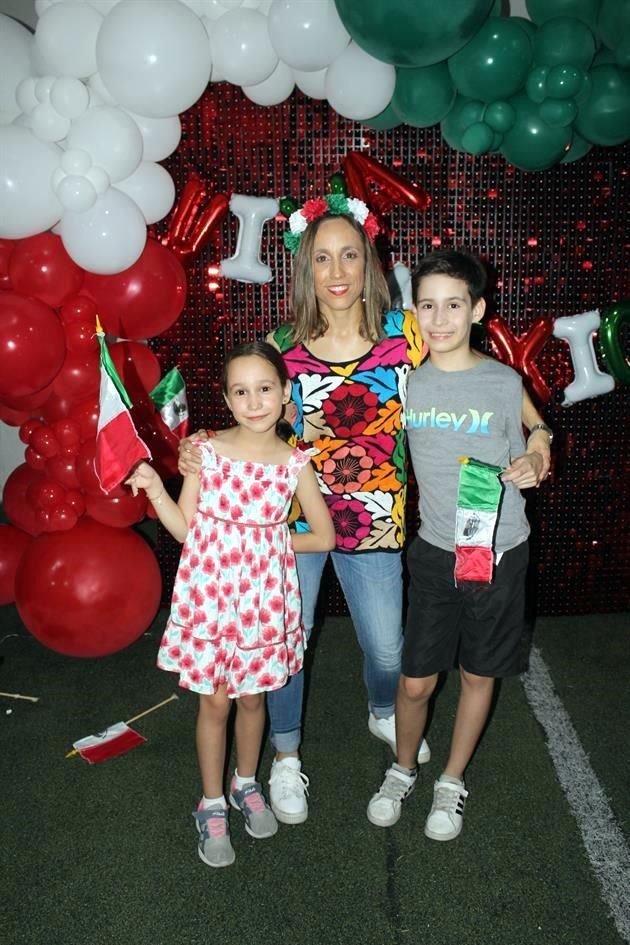 Luciana Zaragoza, Cecilia Zaragoza y Ricardo Garza Zaragoza