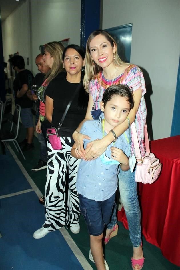 Lily Zárate, Claudia Pérez y Bastian Casso