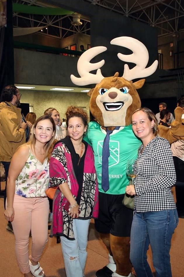 Ruby Ortiz, Ileana Barbosa y Emilie Vose