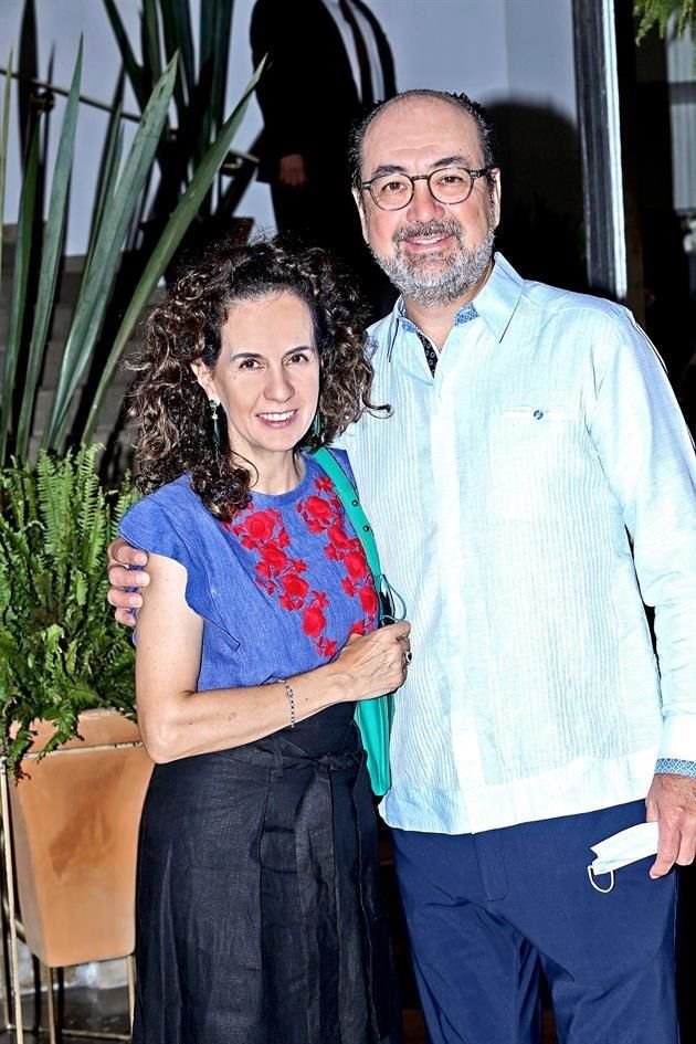 Luly Ravizé de Montaño y Carlos Montaño