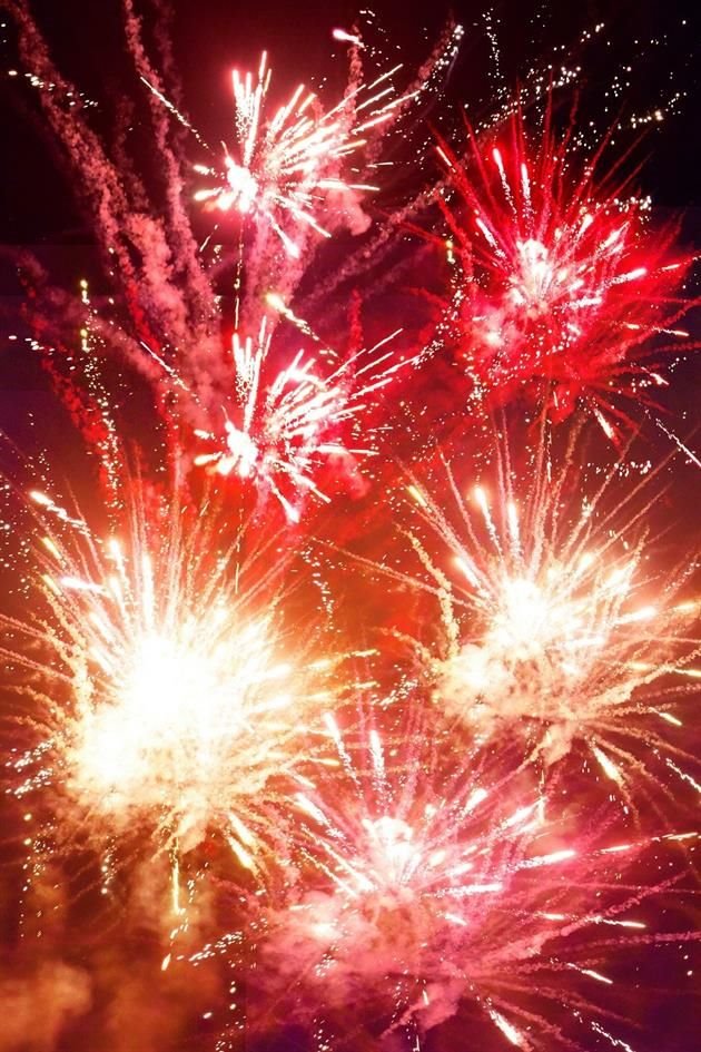 Usar fuegos artificiales genera contaminación del aire y acústica, así como riesgos para la salud humana y de los animales.