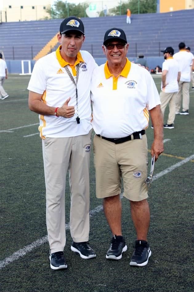 Antonio 'El Jefe' Zamora, entrenador en jefe de los Auténticos Tigres, y Juan Bladé