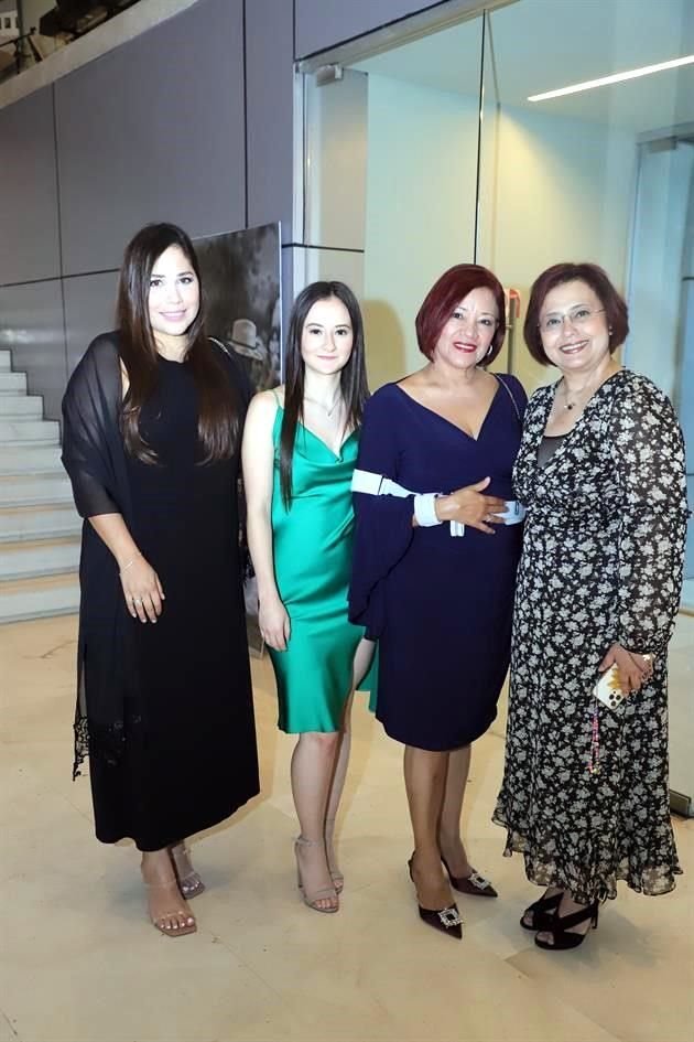Dania Chapa, Mayra Salinas, Laura de Tellez y Verónica de Salinas