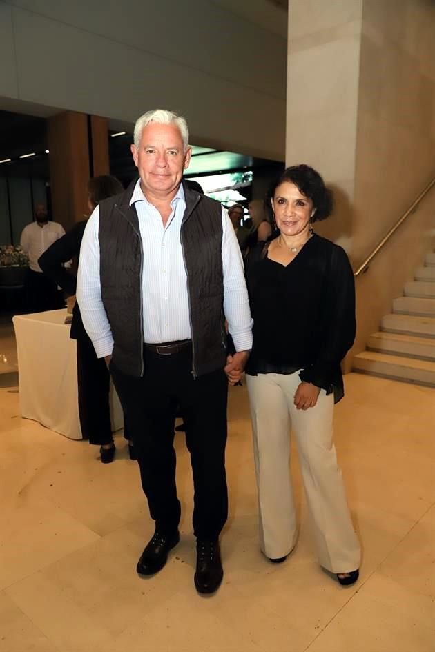 Mario Adrián Flores y Rocío Ramón de Flores