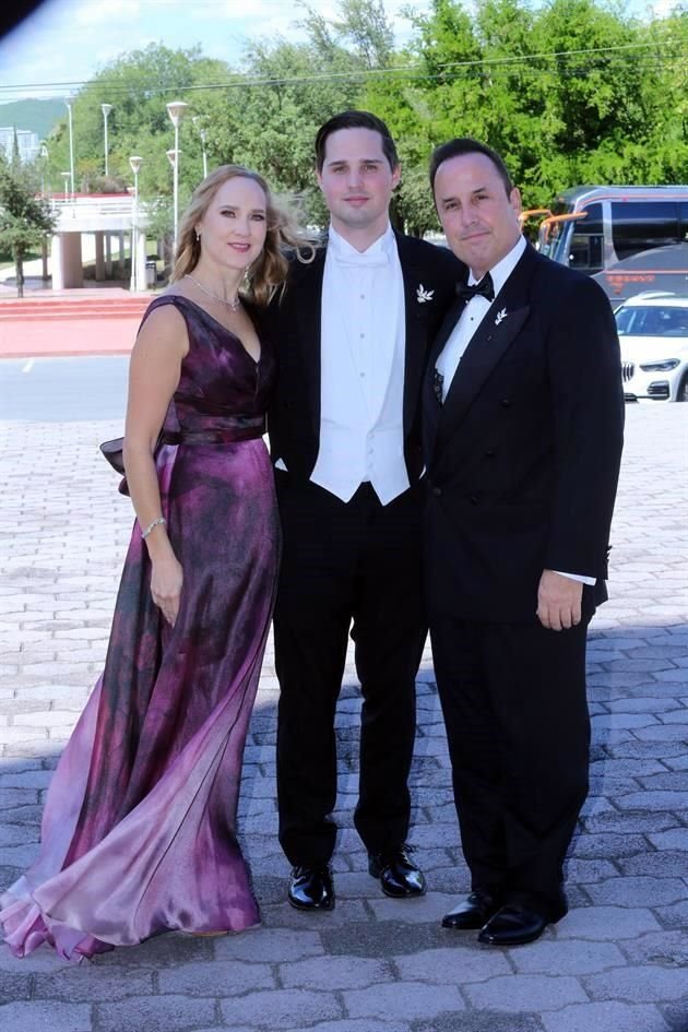 Katya María Medina de Galán, el novio y Claudio Eduardo Galán Riddle