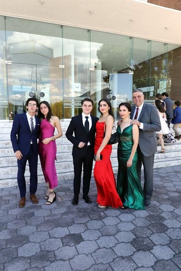 Rodrigo Hernández, Carolina Villarreal, Diego Rodríguez, Cordelia Villarreal, Adriana Villarreal y Leopoldo Villarreal