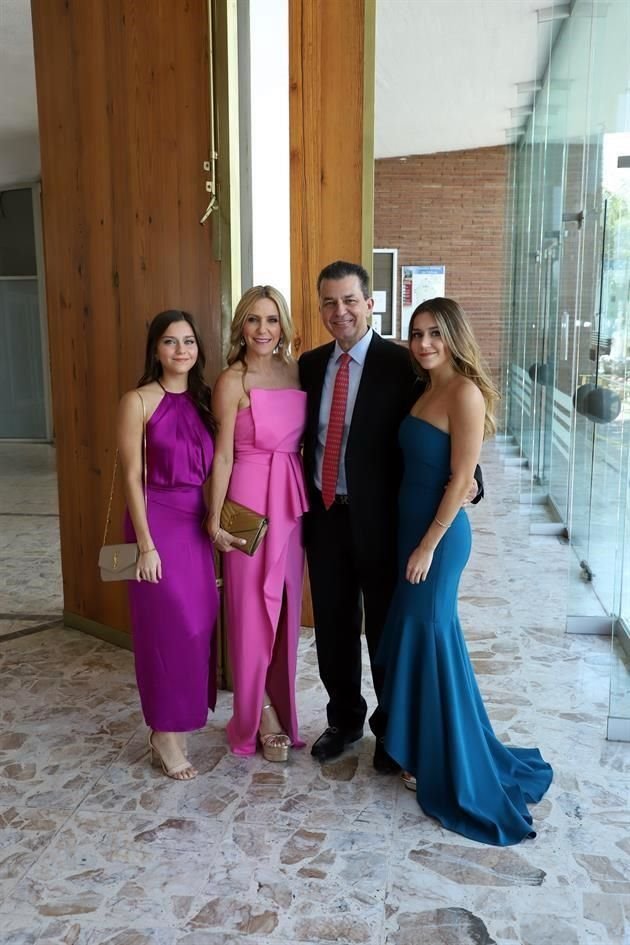 Paulina Lozano, Dora Pérez de Lozano, Gonzalo Lozano y Paola Lozano