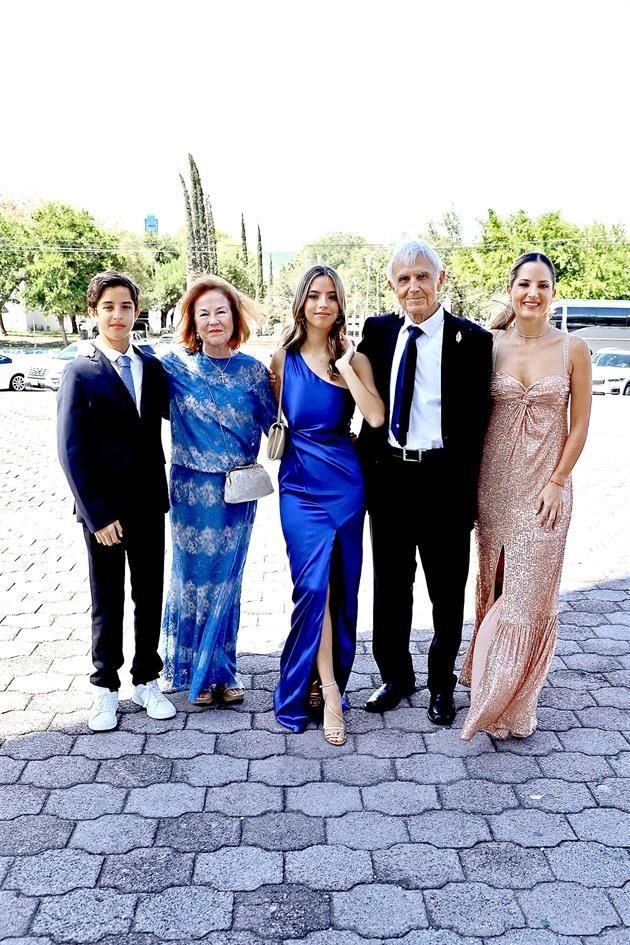 Juan Pablo Garza, Virginia Gutiérrez, Larissa Garza, Federico Medina y Larissa Medina
