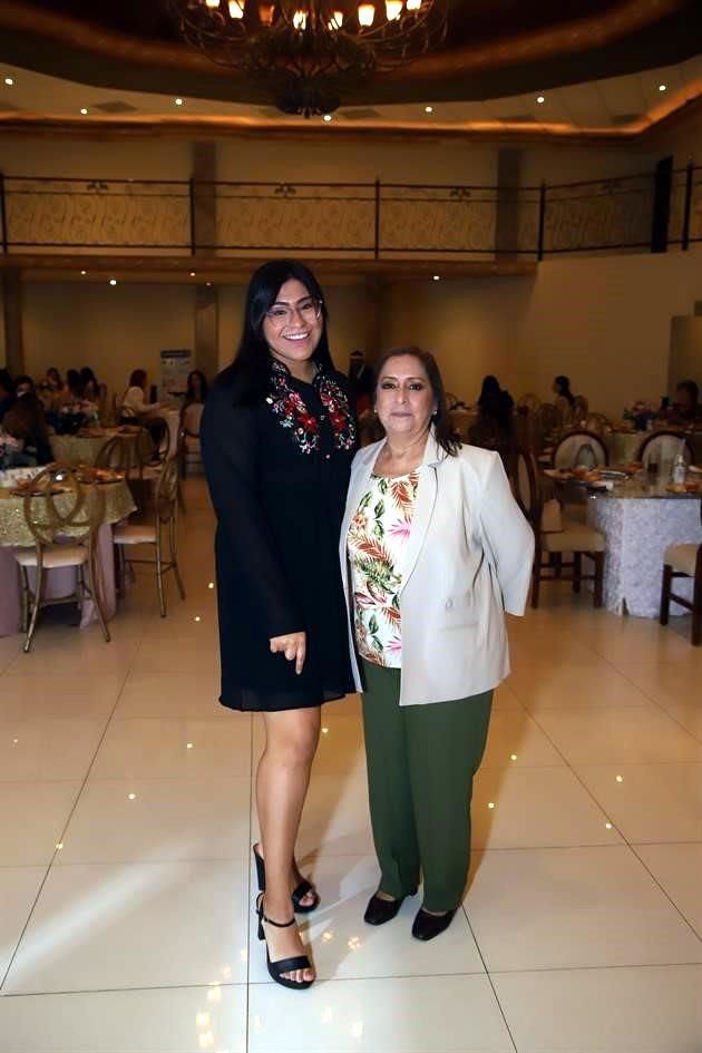 Sarahí Herrera y Gloria Juárez de Herrera