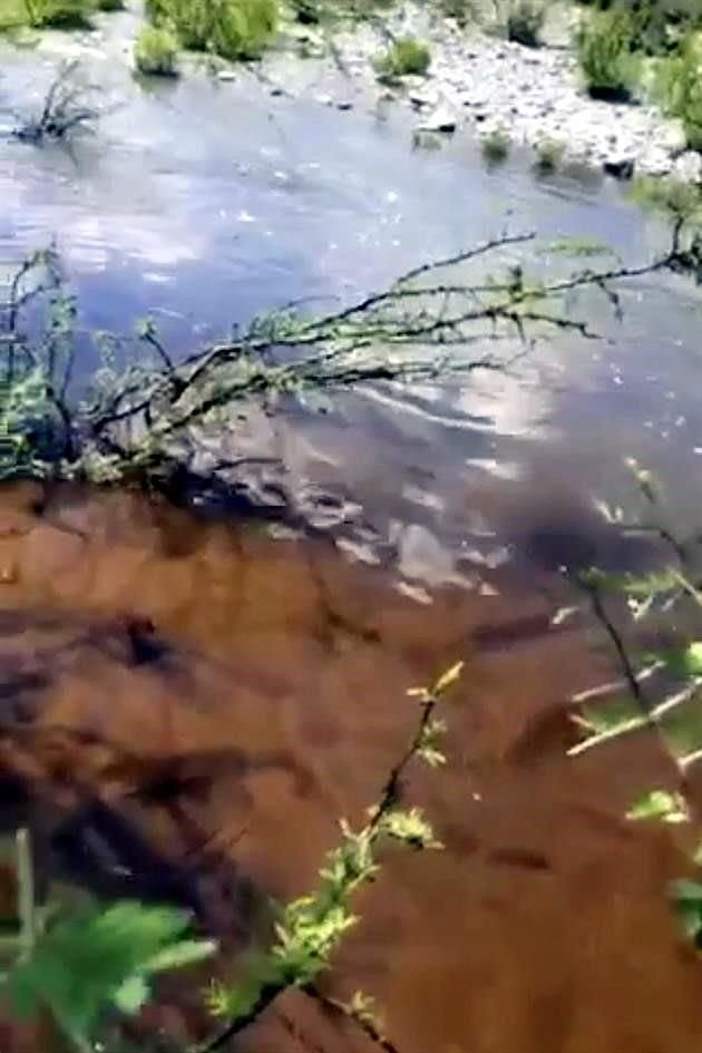 La supuesta contaminación al acuífero fue captado en algunos videos. El hecho fue denunciado ante la Secretaría de Medio Ambiente estatal.