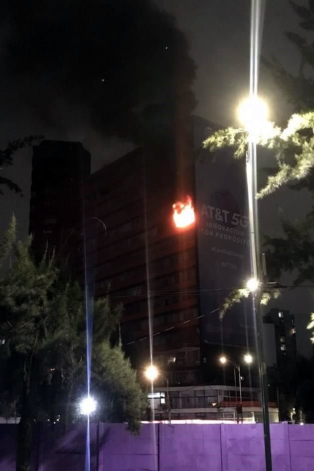 Elementos del escuadrón de bomberos trabajaron para sofocar el incendio en el emblemático edificio ubicado en Avenida Insurgentes.