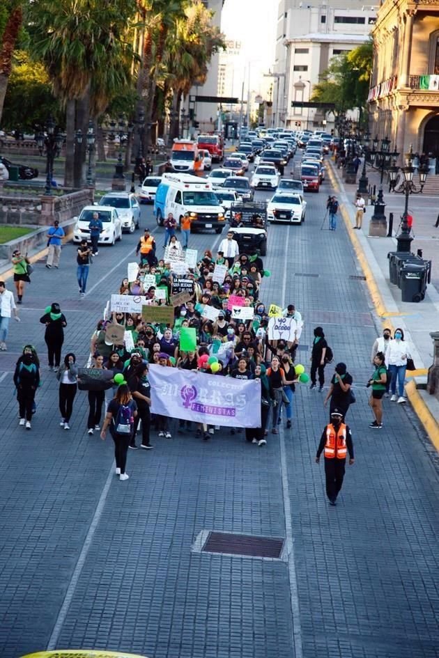 El contingente, formado por colectivos feministas, salió a las 18:55 horas de la Explanada de los Héroes.