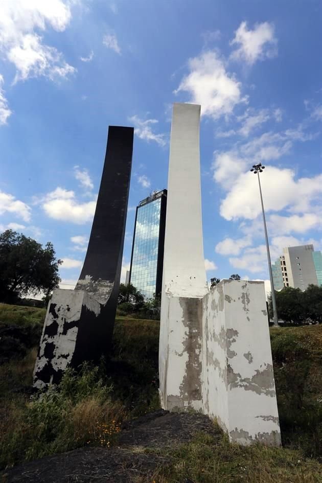 'Señales' presenta una grieta que debe atenderse a la brevedad en una de sus dos piezas de 18 metros de altura.