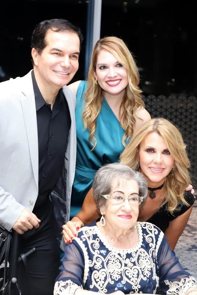 Gilberto Osuna, Celina Morales de Osuna, Samia Martínez y Claudia Ibarra