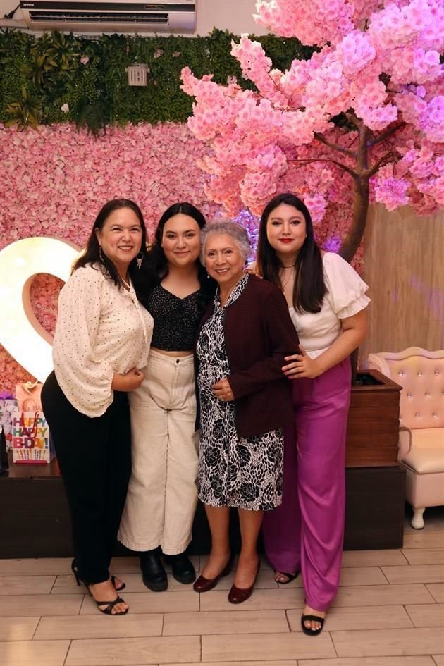 Elena Valero, Dolores Garza Ortiz, María Elena Saucedo y Sofía Valero