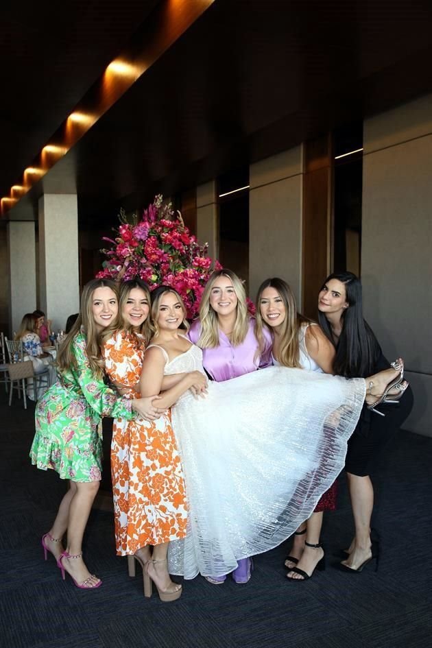 Myrna Méndez, Lorena Alanís, Andrea Valle Corrales, Pamela Villarreal, Luisa González y Mariana González