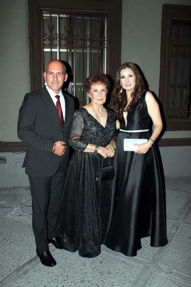 Juan Montemayor, Irma Elizondo y Mayela Galván Elizondo