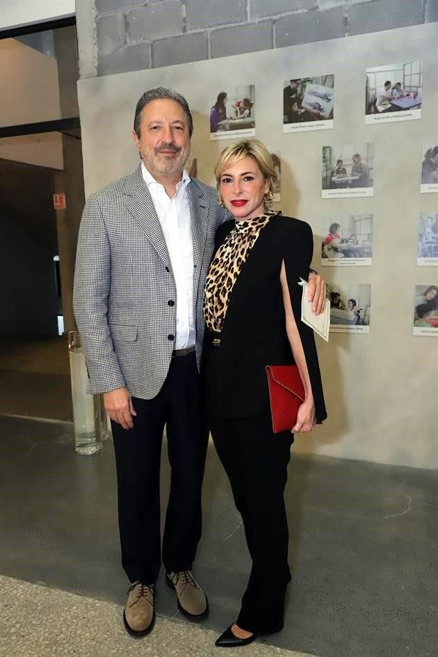 Roger Morales y Daniela Santos