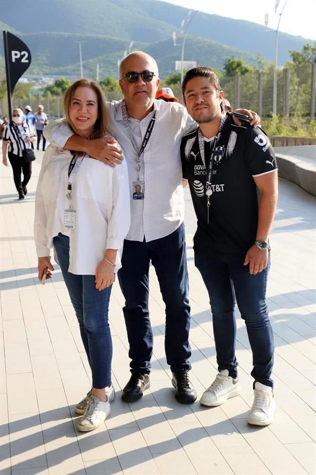 Paty de Enriquez, Raymundo Enriquez y Raymundo Enriquez Jr.
