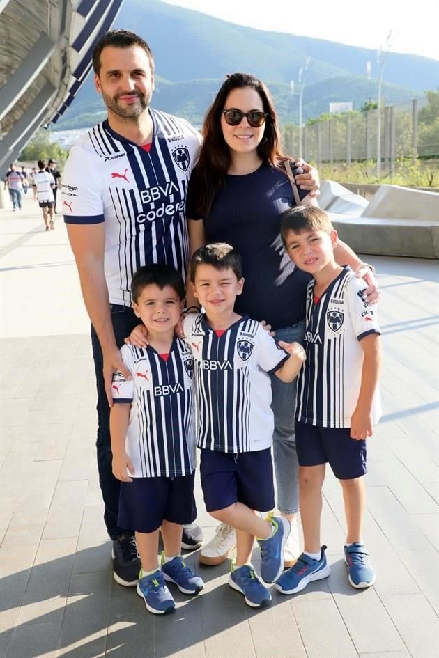 Ricardo Garza, Lorena Martínez de Garza, Gerry Garza, Santi Garza y Ricky Garza