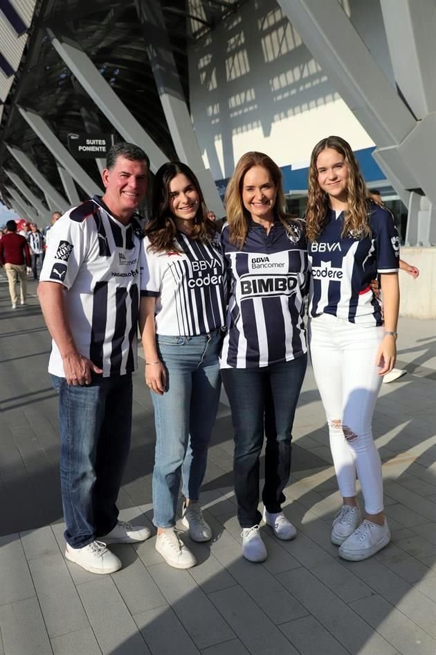 Fernando Elizondo, Regina Elizondo, Ana Lucía Llano de Elizondo y Mónica Elizondo