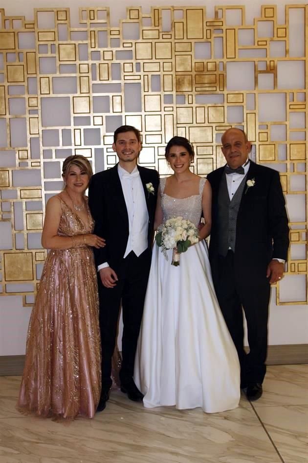 Consuelo González Garza, Gabriel Coronado Hinojosa y Daniela Lozano González y Gerardo Lozano Fematt