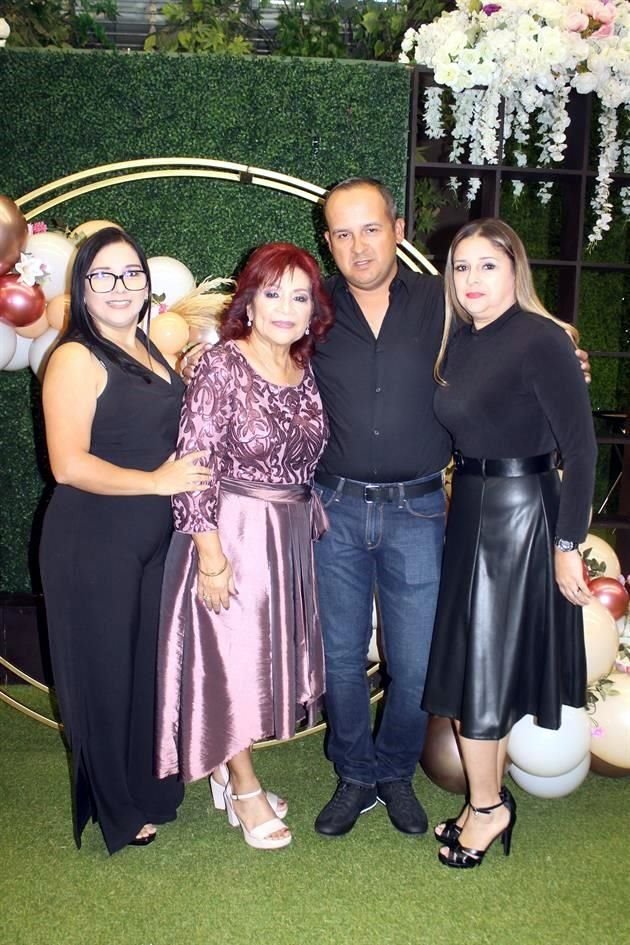 Brenda García, Rosy Lechuga, Mario García y Cynthia Sartorious