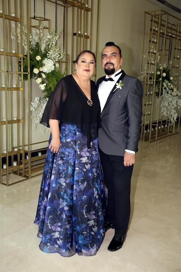 PAPÁS DEL NOVIO Lilia Romo de Molina y Héctor Molina Plascencia