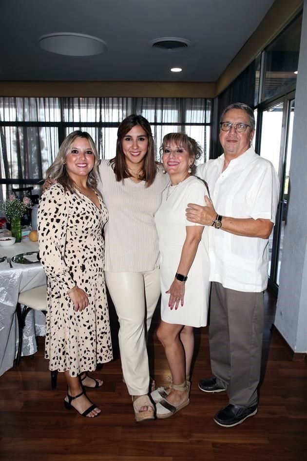 Pamela Reyes, Michel Reyes, Laura Cavazos y Rodolfo Reyes