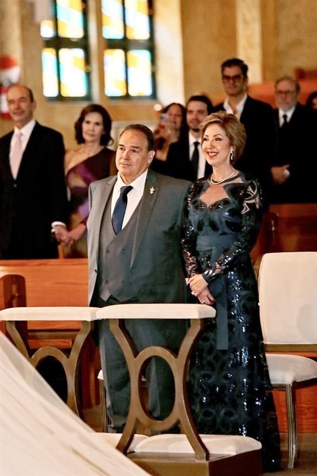 FAMILIA DEL NOVIO. Esteban Benavides Pérez y Mónica Chávez de Benavides