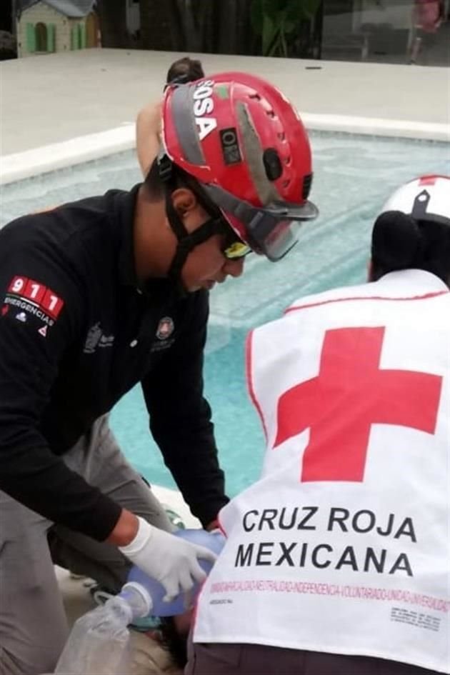 Paramédicos de la Cruz Roja intentaron salvar la vida de Mauricio Garza Garza con maniobras de reanimación cardiopulmonar.
