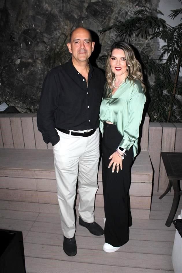 Carlos Álvarez y Adriana Vallarta