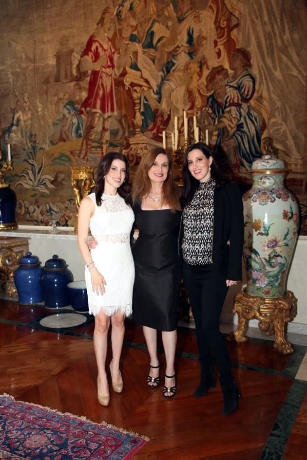 La novia con su mamá y hermana. Alejandra Vázquez Ábrego y Alejandra Ríos