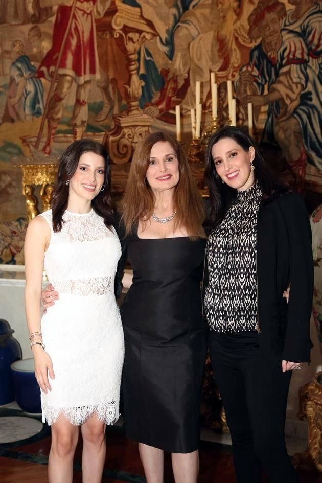 Alejandra Vázquez Ábrego y Alejandra Ríos con la novia