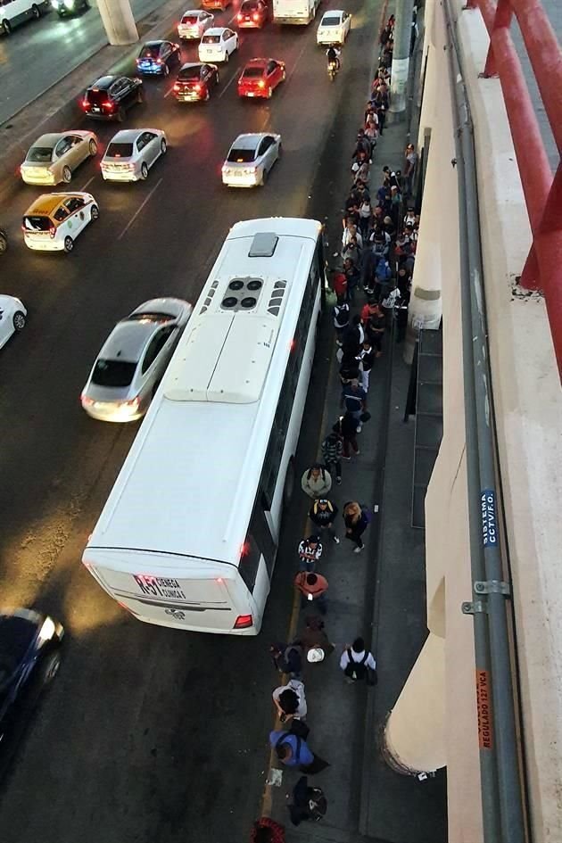 En hora pico de lunes a viernes se forman filas con centenares de personas que esperan hasta una hora para abordar su camión.