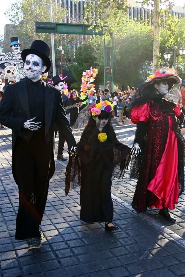 Familias completas participaron en el desfile.