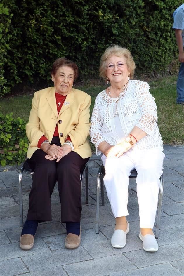 Yolanda Garza Treviñi y Elisa Elizondo de Zambrano