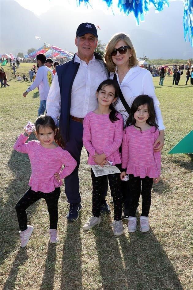 Artemio Garza, Lourdes de la Puente de Garza, Alondra Garza Fernández, Albana Garza Fernández y Alegra Garza Fernández