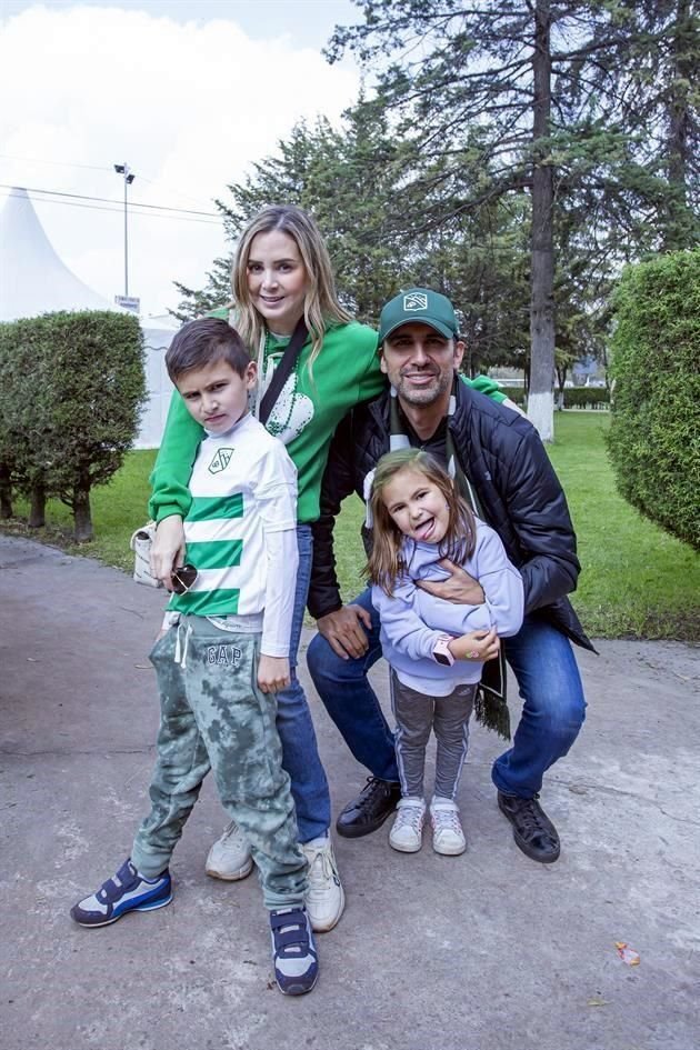 Santiago Aguirre, Florencia de Seracho, Santiago  Aguirre y Aitana Aguirre (Irish México)