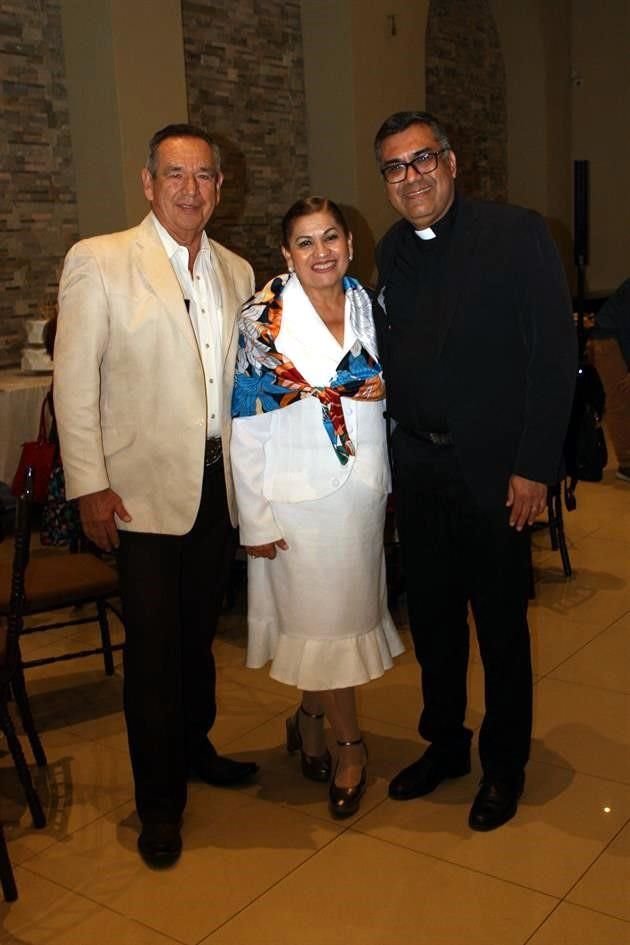 José Luis González, Ana María de González y Párroco Sergio Lara