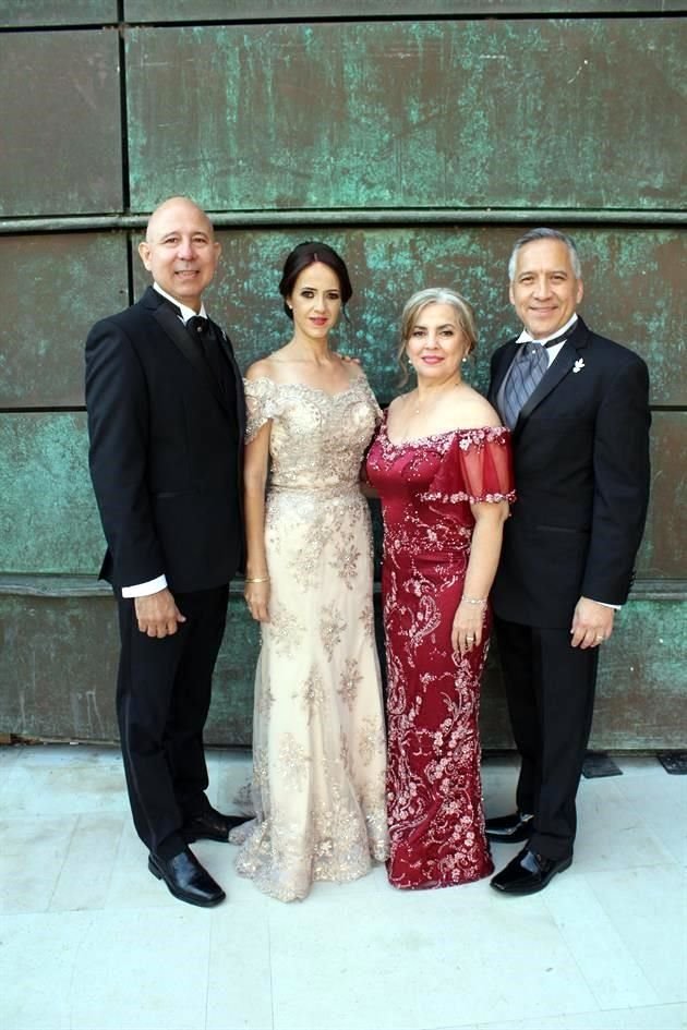 Papás de los novios: Alberto Villarreal Manrique, Ana Laura de Villarreal, Martha Emilia Guerra Robles y Carlos Arenas Cadena
