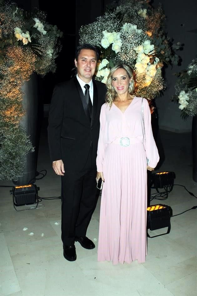 Hugo Curiel y Karen Sariñana