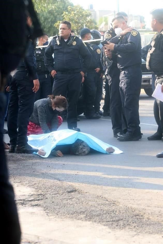 Un hombre fue asesinado a balazos en calles de la Colonia San Juan de Aragón IV Sección; se indaga si el ataque fue a consecuencia de un asalto.