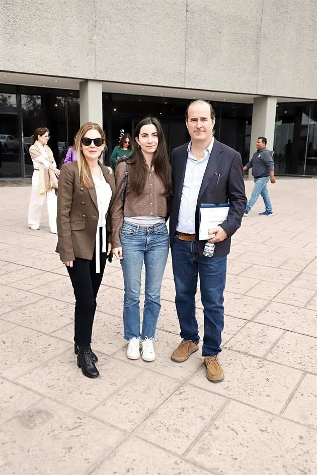 Alejandra Domínguez de Fernández, Kenza Fernández y Alberto Fernández 