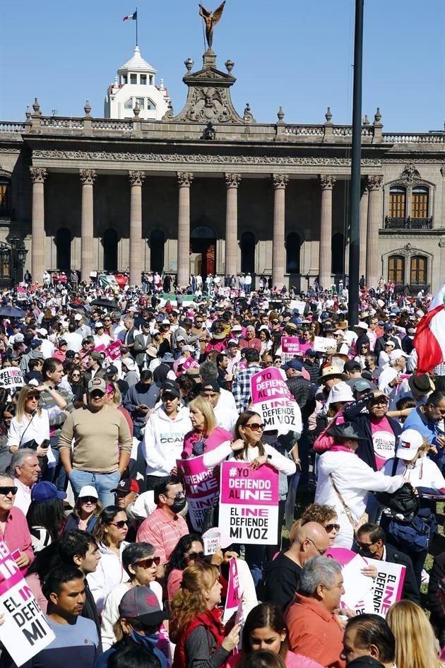 Tras la caminata, los manifestantes se congregaron en la Explanada de los Héroes.