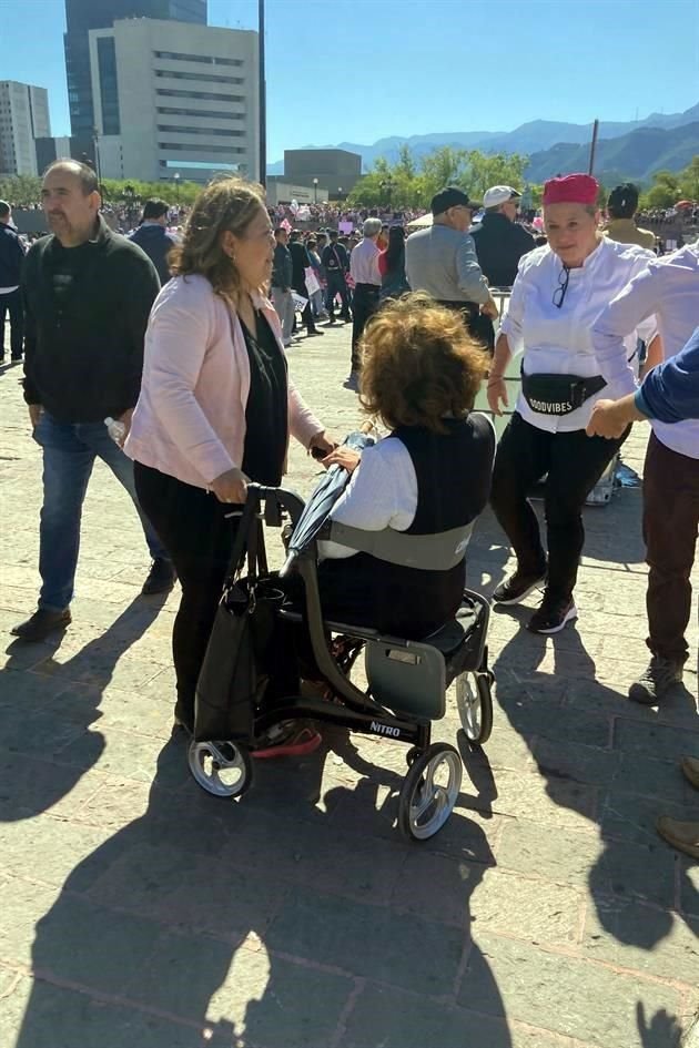 Una mujer en silla de ruedas se sumó al movimiento.