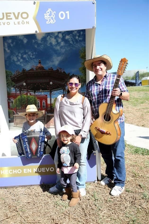 Rodrígo Menchaca, Fatima Menchaca, Karina Alonso y Rodrígo Menchaca