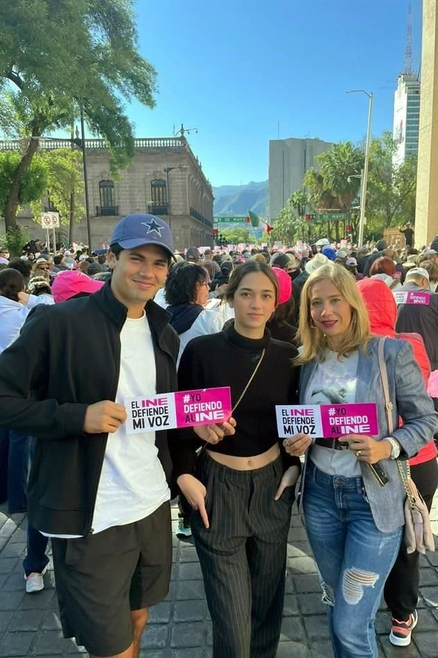 Eugenio Navarro, Natalia Navarro y Cristina Morales de Navarro