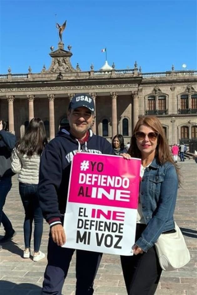 Carla Eugenia Treviño y esposo